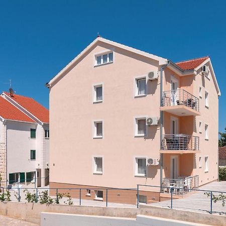 Cozy Apartment In Supetar With Kitchen Exteriör bild