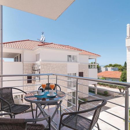 Cozy Apartment In Supetar With Kitchen Exteriör bild