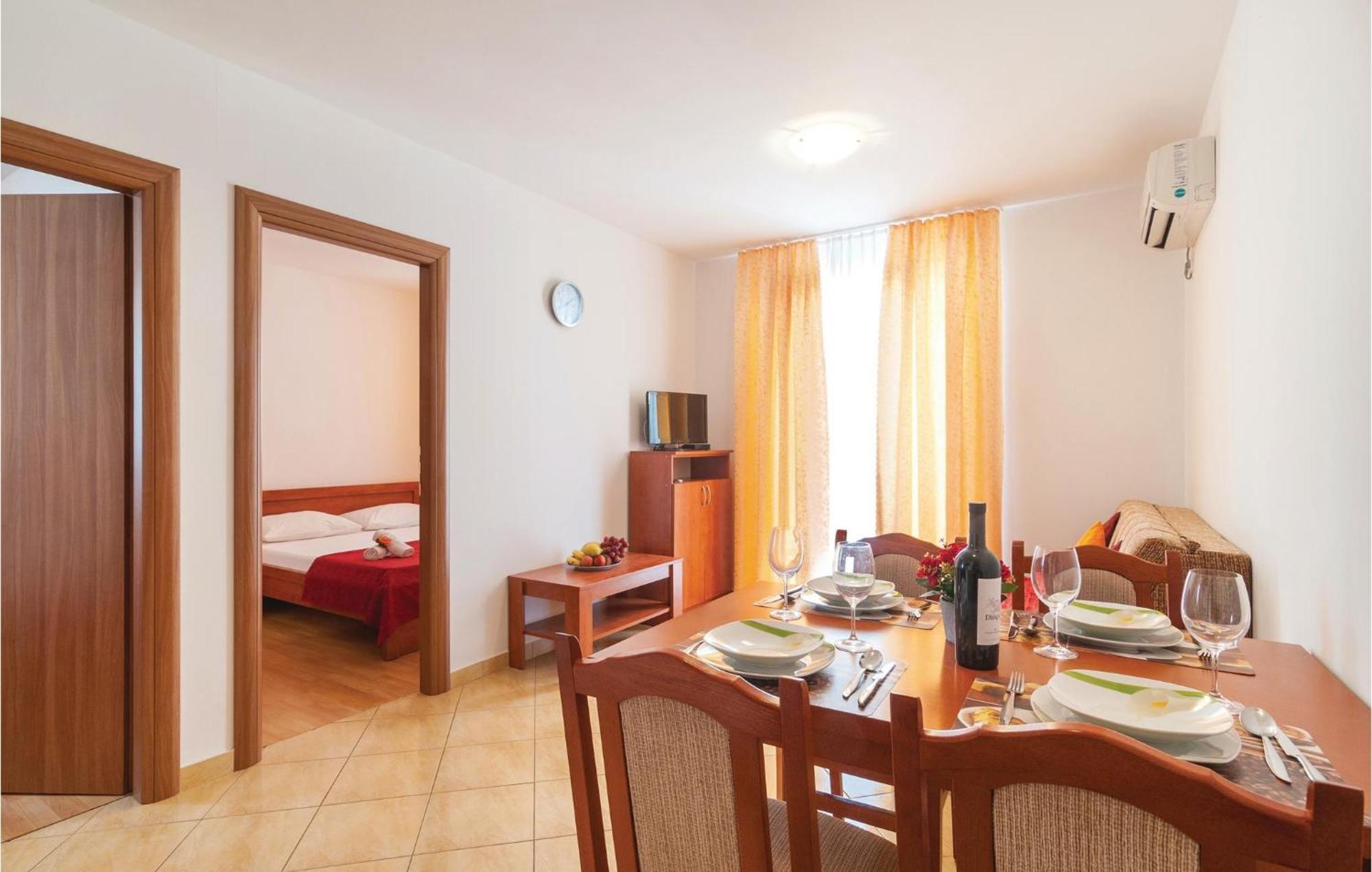 Cozy Apartment In Supetar With Kitchen Exteriör bild