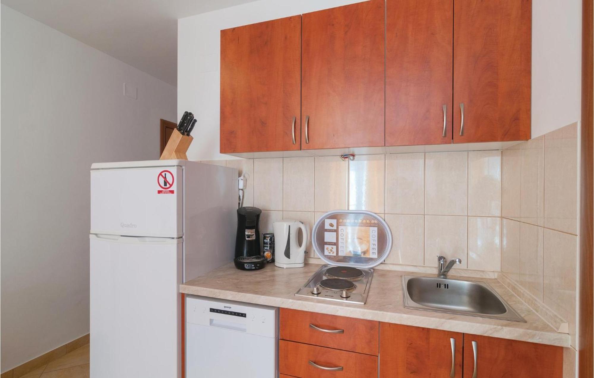 Cozy Apartment In Supetar With Kitchen Exteriör bild