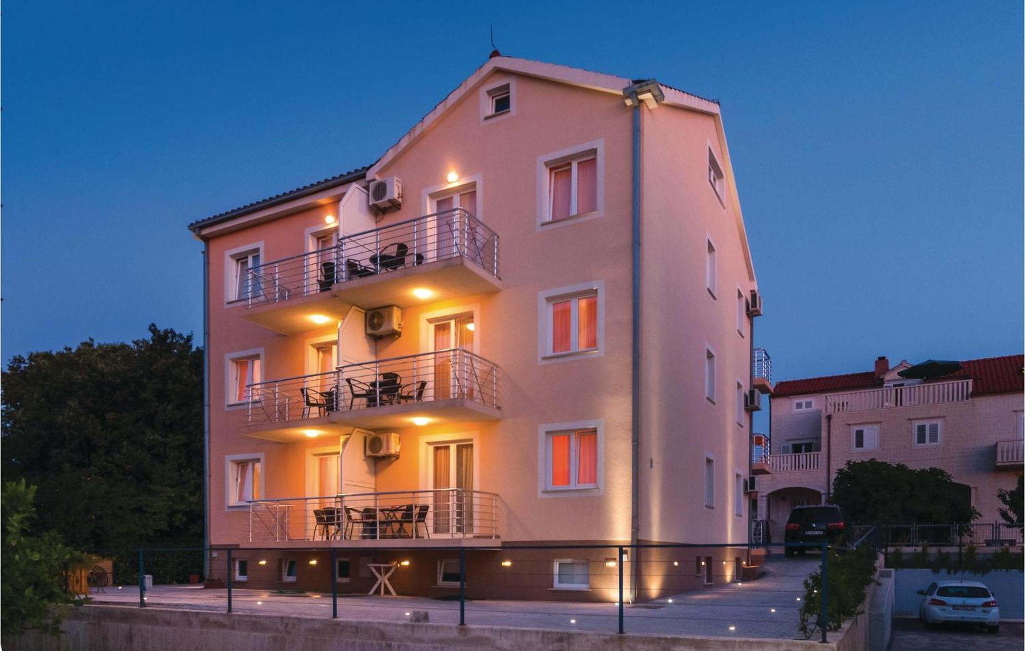 Cozy Apartment In Supetar With Kitchen Exteriör bild