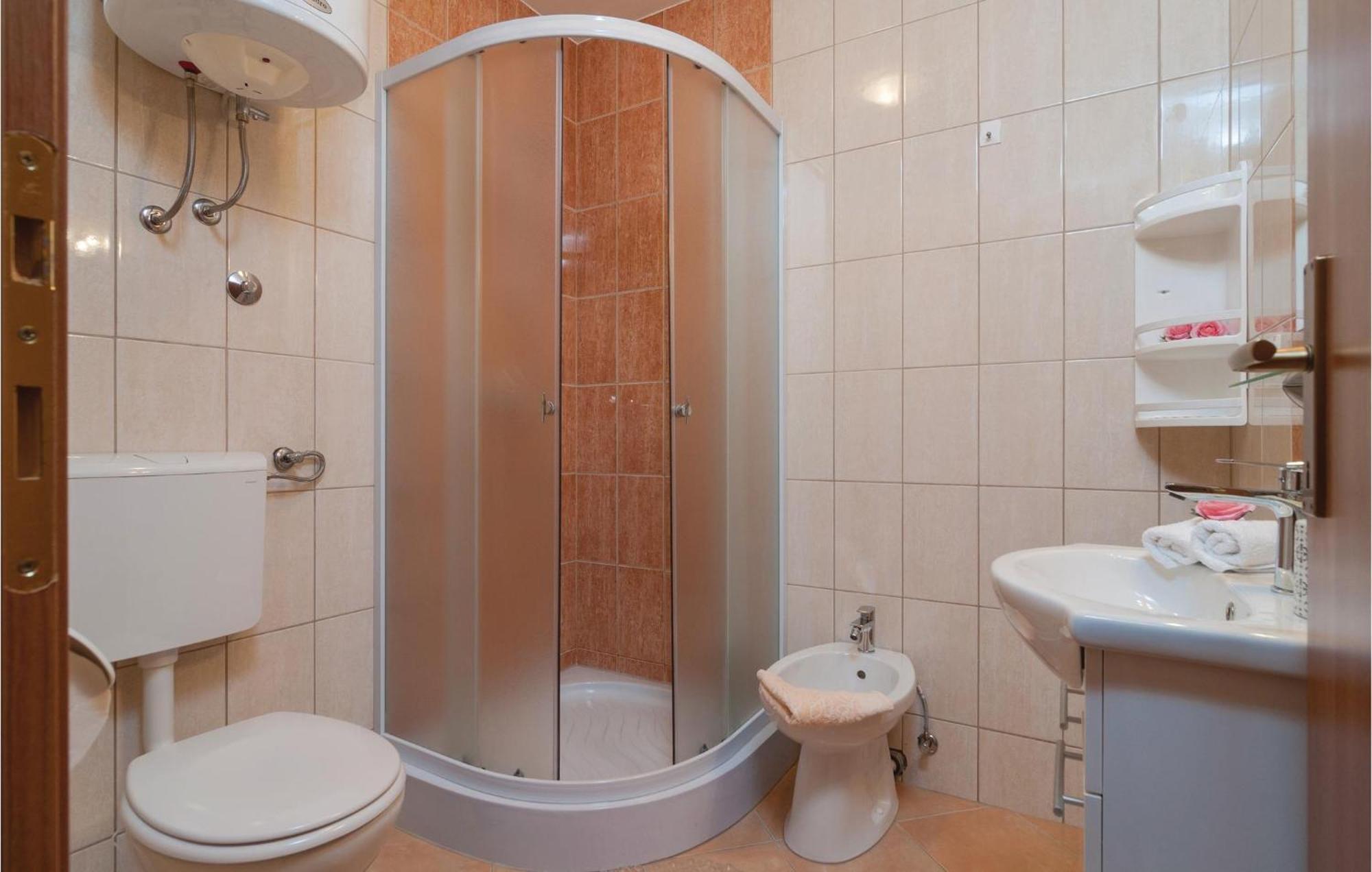 Cozy Apartment In Supetar With Kitchen Exteriör bild