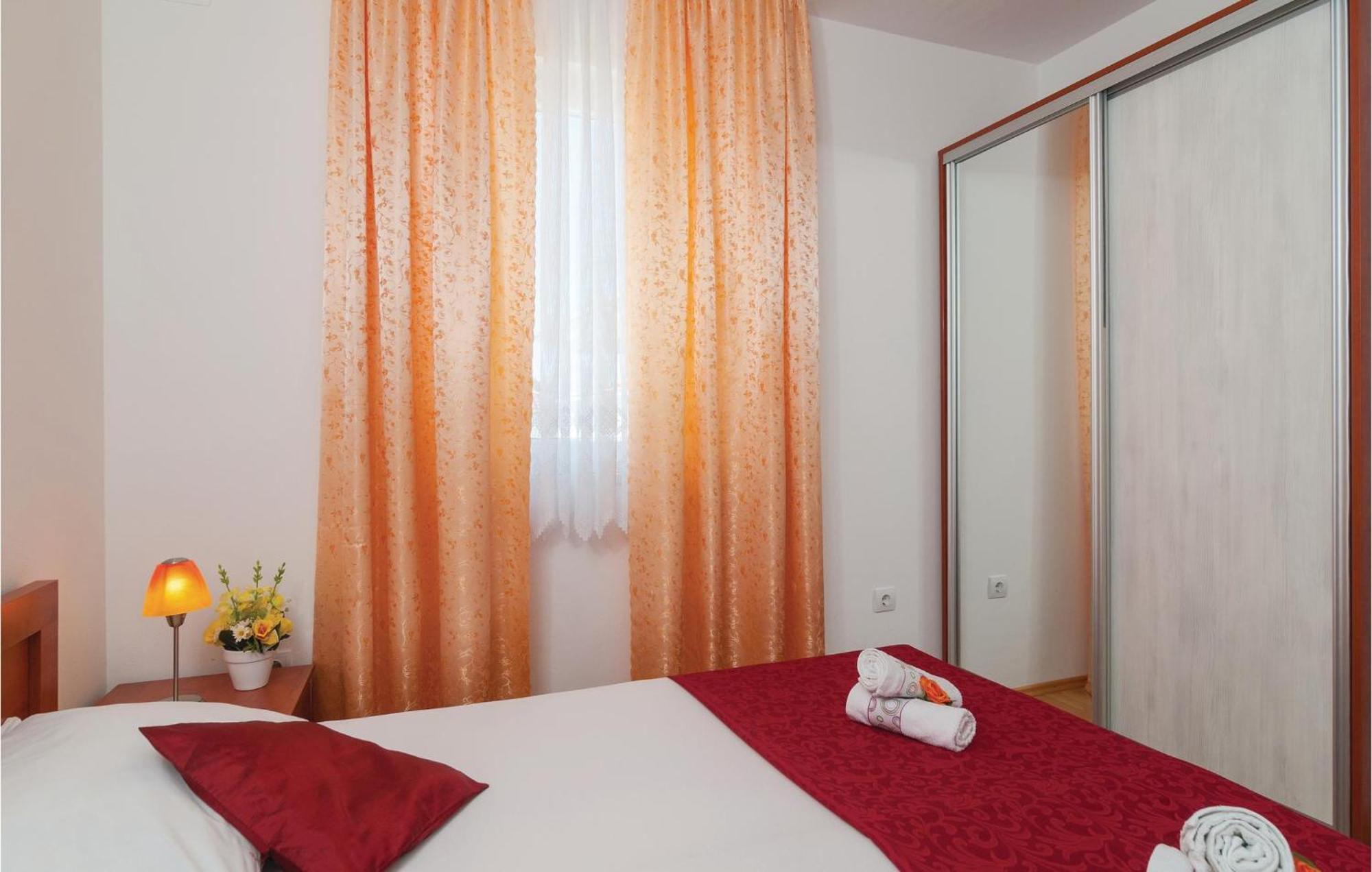 Cozy Apartment In Supetar With Kitchen Exteriör bild