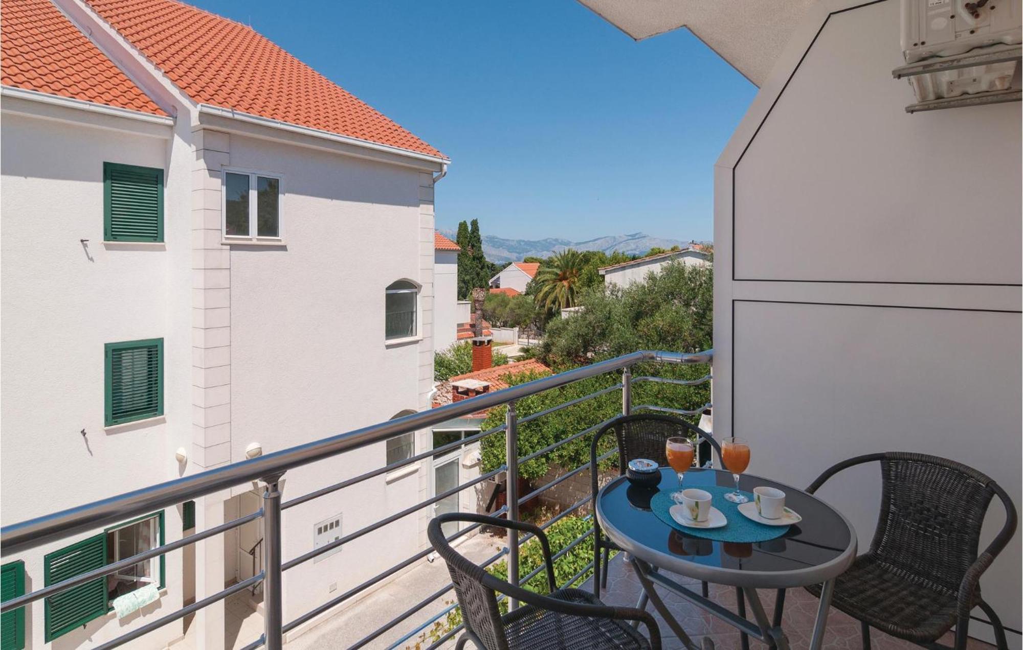 Cozy Apartment In Supetar With Kitchen Exteriör bild