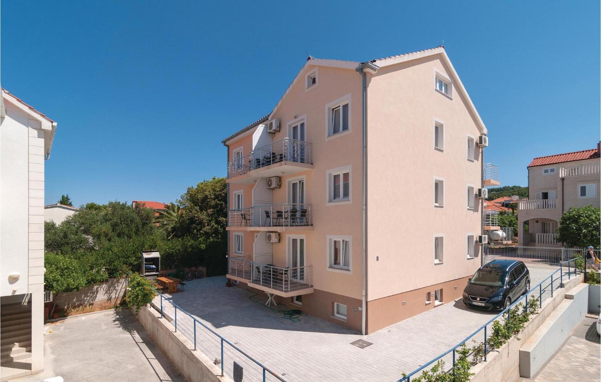 Cozy Apartment In Supetar With Kitchen Exteriör bild