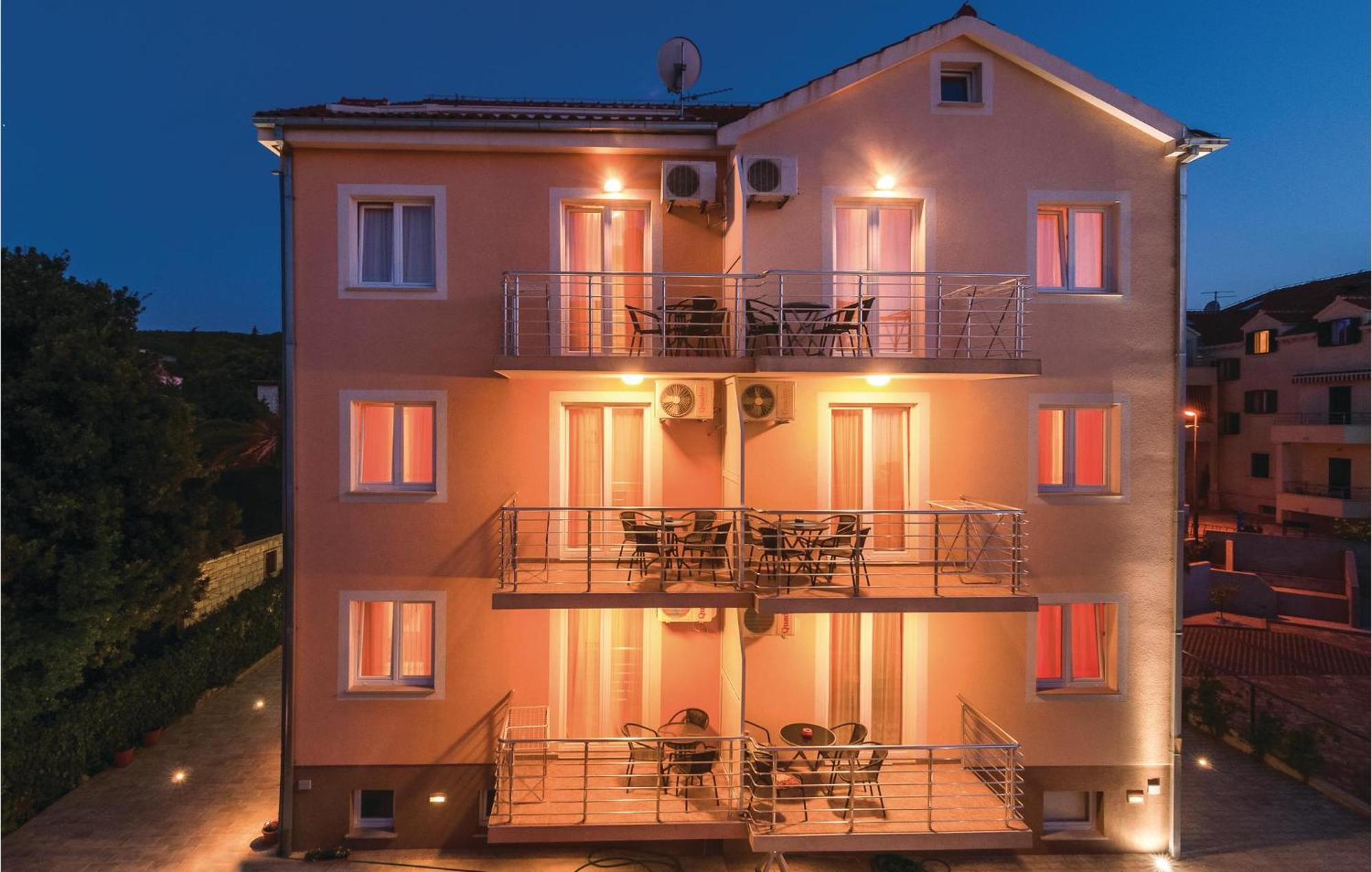 Cozy Apartment In Supetar With Kitchen Exteriör bild