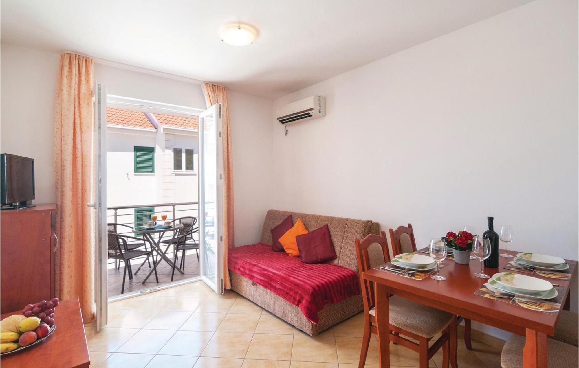 Cozy Apartment In Supetar With Kitchen Exteriör bild